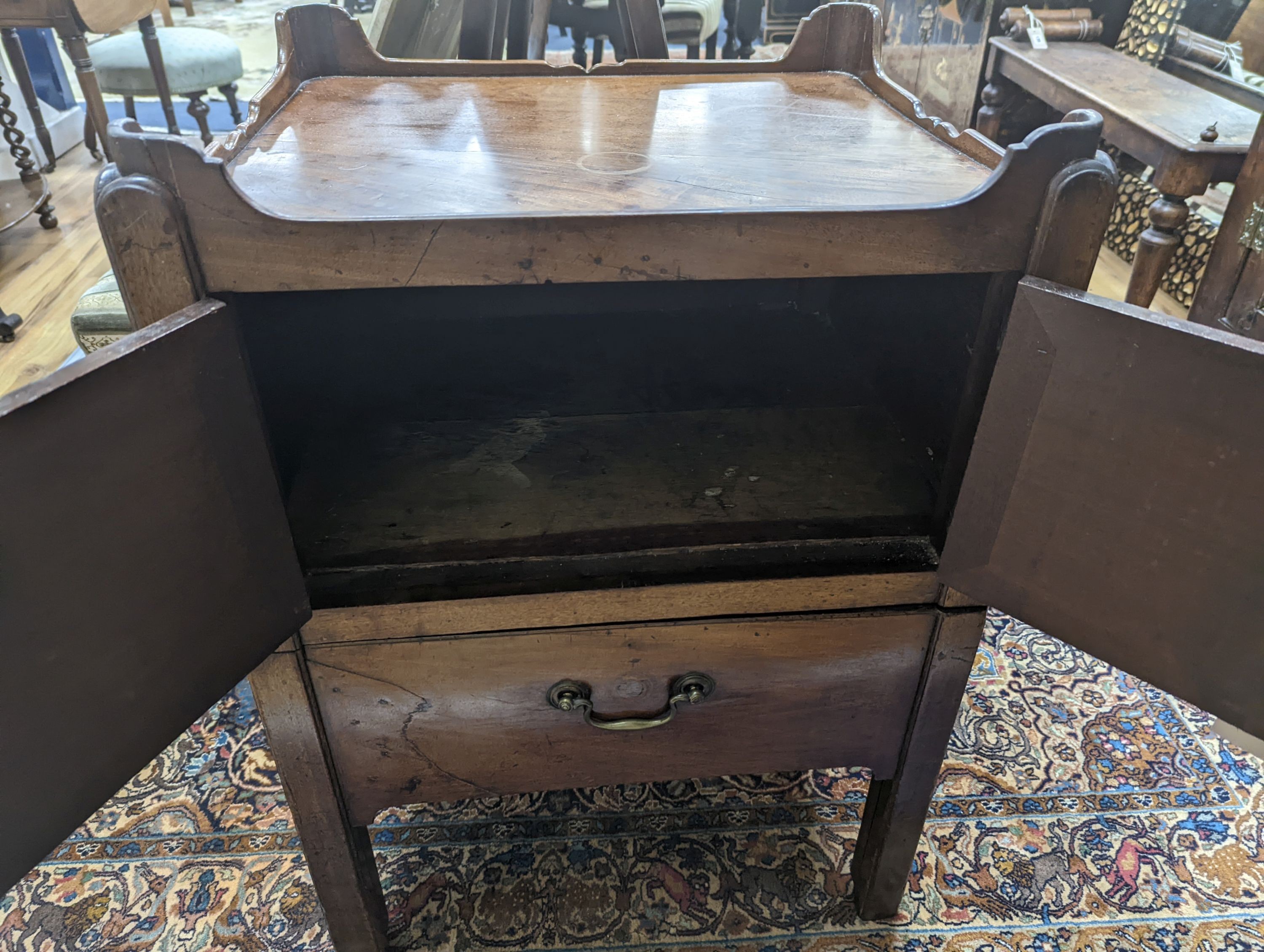 A George III mahogany tray top commode. W-54cm, D-48cm, H-76cm.